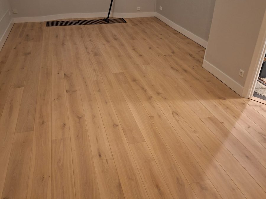 De duoplankenvloer in de woonkamer