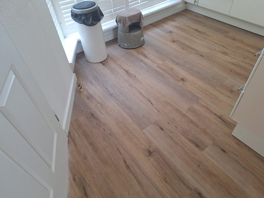 De nieuwe PVC-vloer in de woonkamer