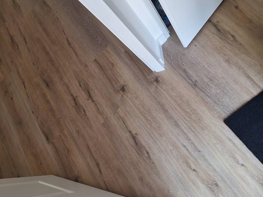 De vloer bij de trapopgang