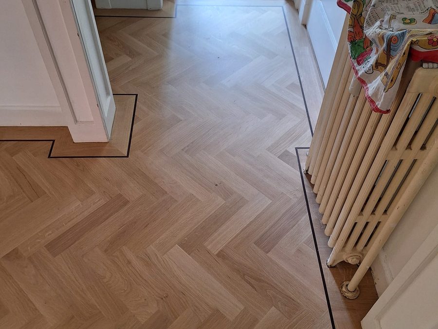 De vloer loopt door de suitedeuren heen