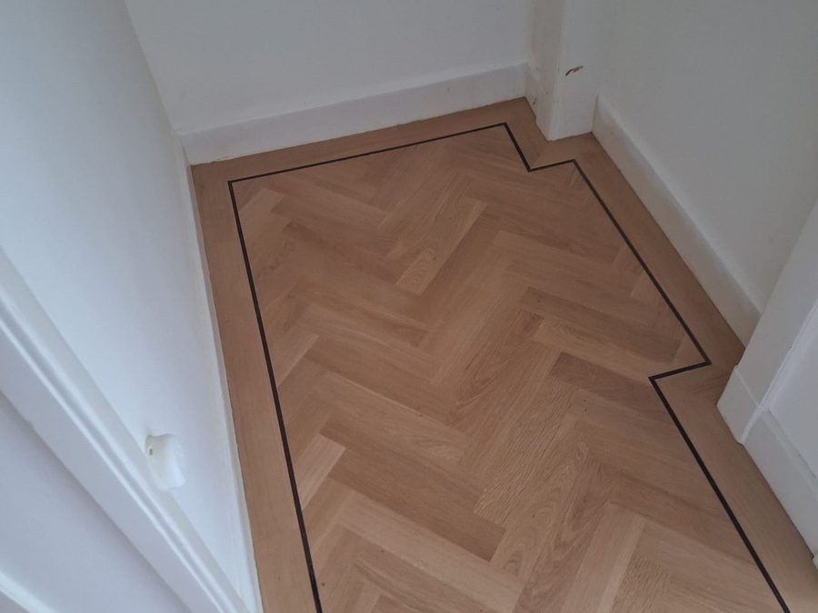 Detail van de bies langs de wand