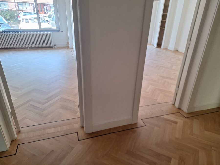 De afgewerkte tapis visgraat in de woonkamer