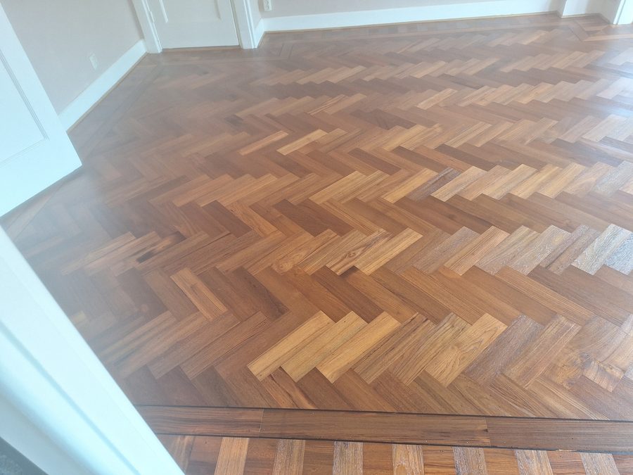 Teak visgraatvloer met een bies langs de wand