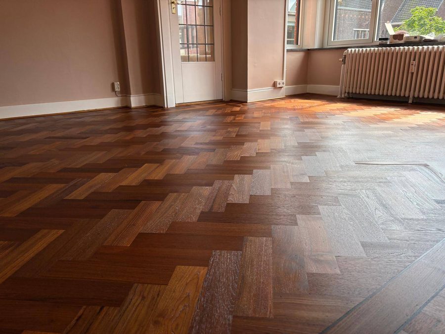 Doorkijk over de teak visgraatvloer
