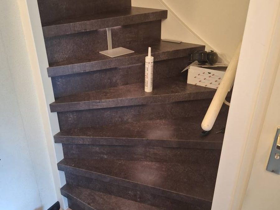 De trap met verlichting in de treden, van onderaf