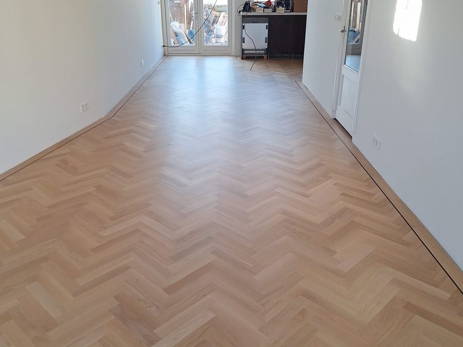 De visgraatvloer loopt door tot in de keuken
