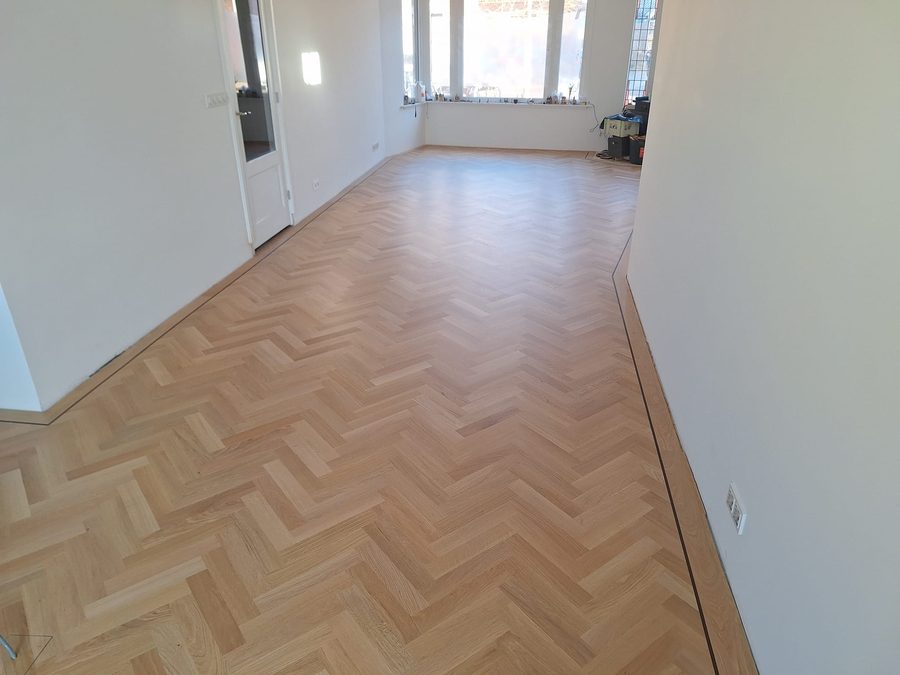 De afgewerkte vloer met daglicht erover