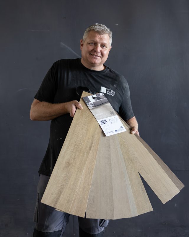 Jeroen de Blij met een waaier vloermonsters