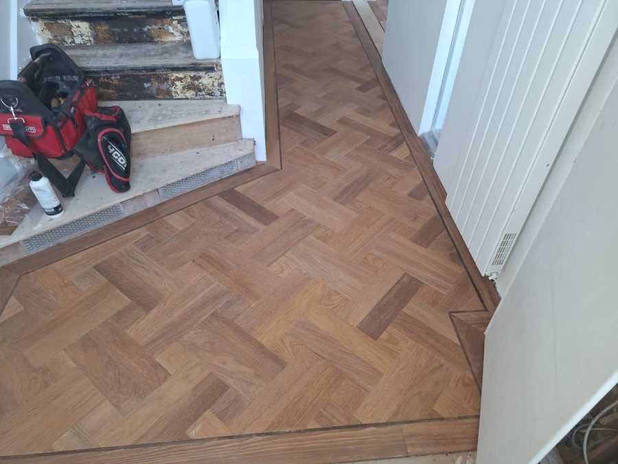 Herstelde merbau parketvloer in vlechtpatroon