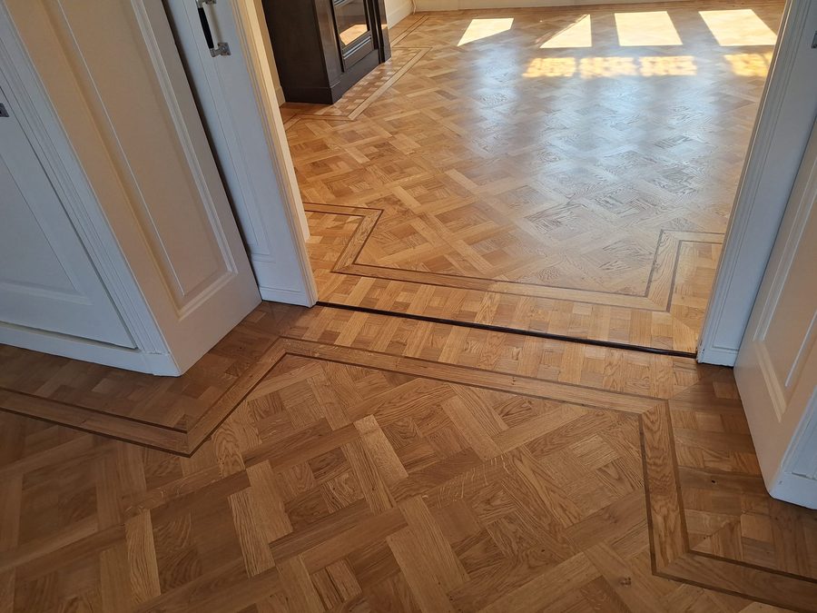 Tapisvloer met rand in een kamer met suitedeuren