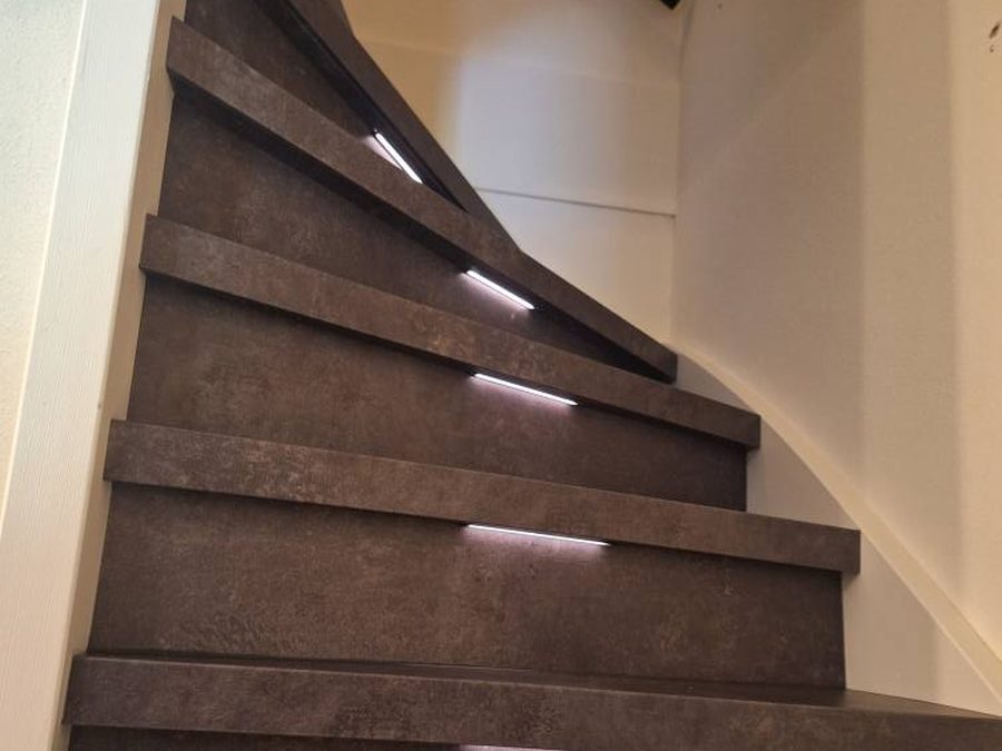 Donkere trap met ledverlichting in de treden