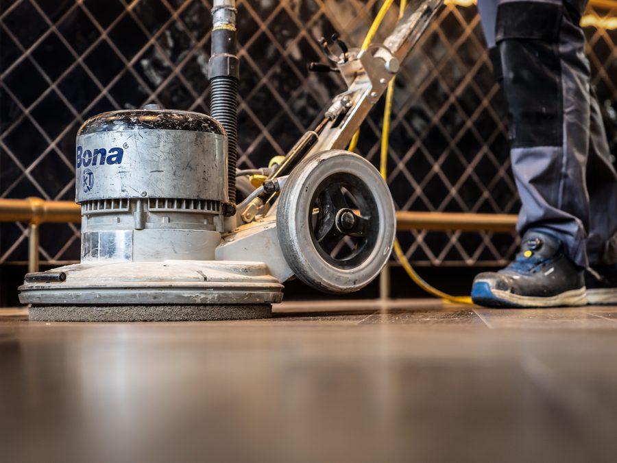 Reinigingsmachine op een houten vloer