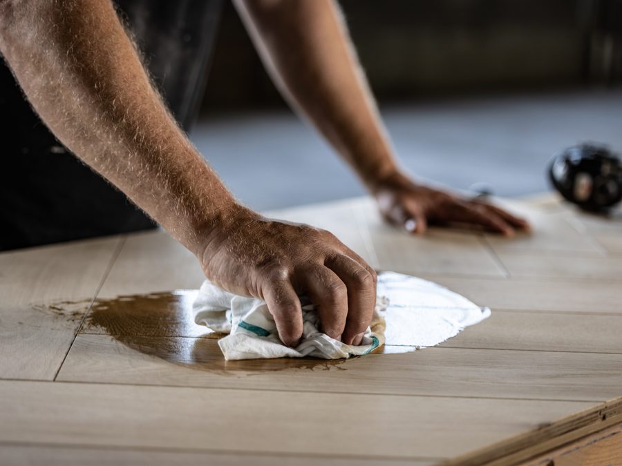 Hardwasolie wordt met een doek in het hout gewreven