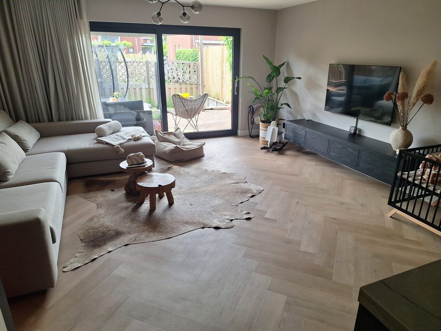 Woonkamer met een goed onderhouden houten vloer