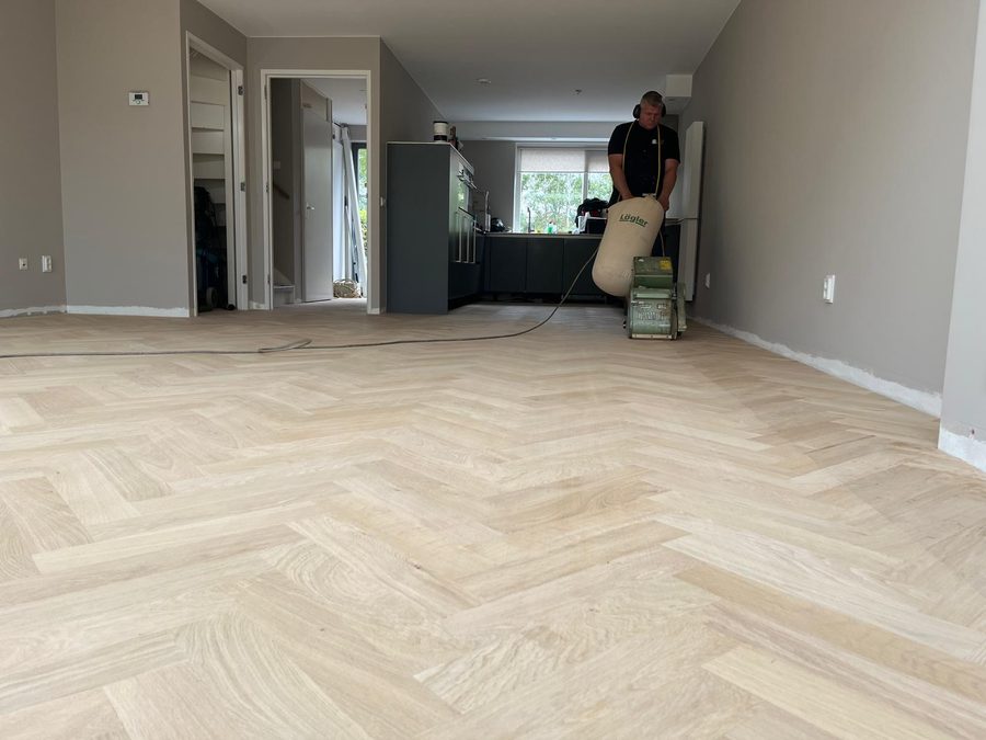 Lichte eiken visgraatvloer in een woonkamer