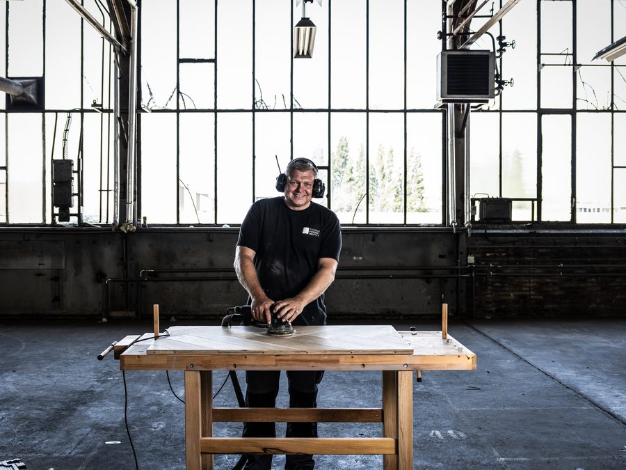 Jeroen de Blij aan het werk in de werkplaats