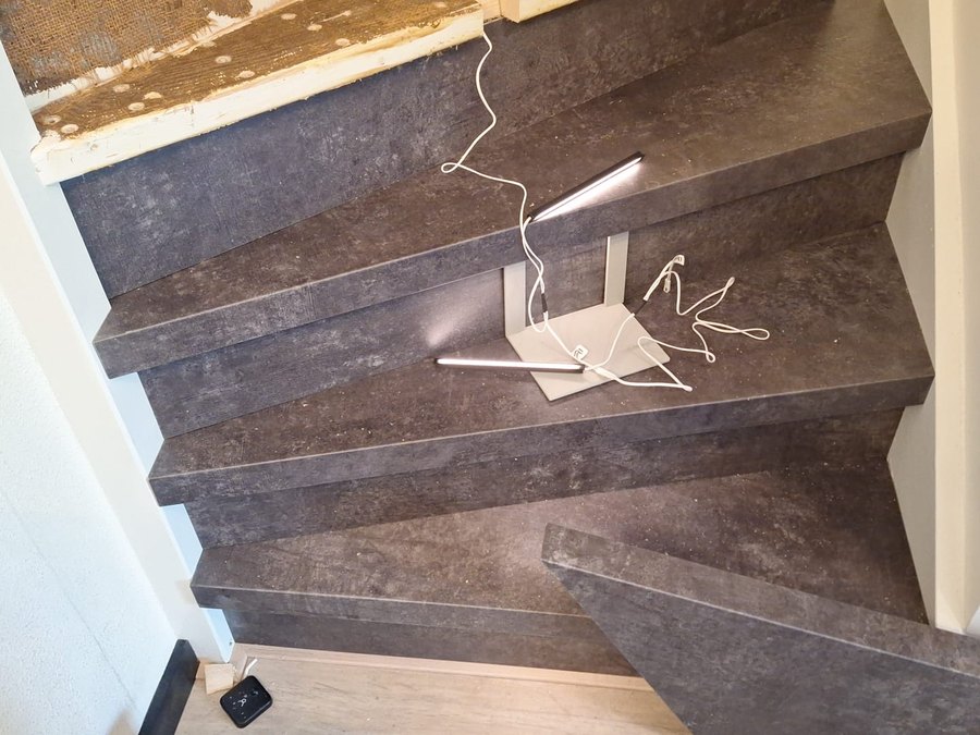 Dezelfde trap tijdens de renovatie, de nieuwe treden liggen erin