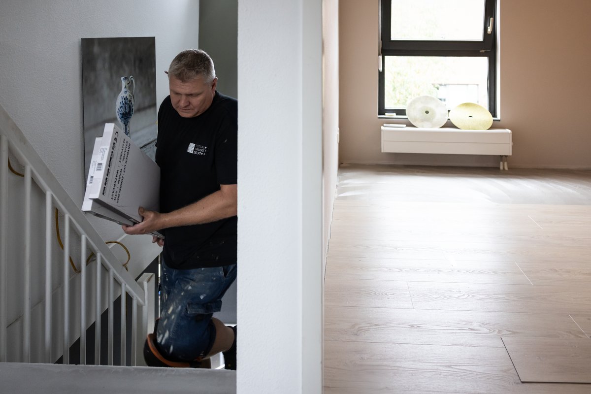 Jeroen de Blij aan het werk aan een trap in Delft