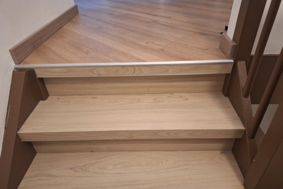 Lichte trap die aansluit op de vloer eromheen