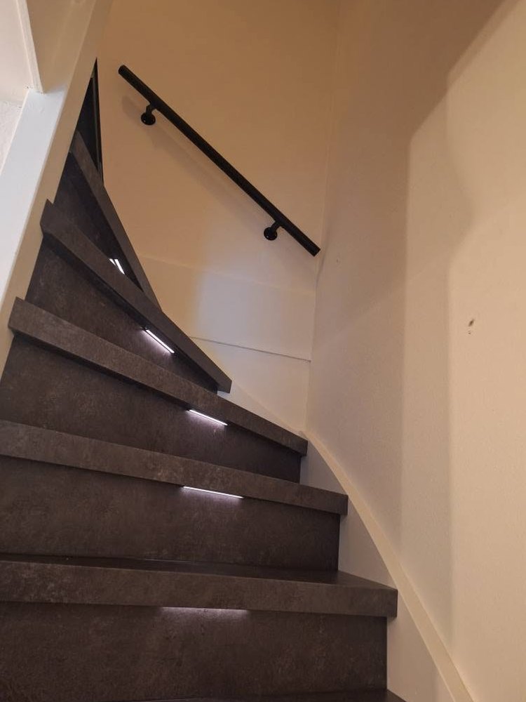 Gerenoveerde trap met verlichting in de treden, uitgevoerd in Delft