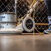 Reinigingsmachine op een houten vloer