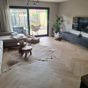 Woonkamer met een goed onderhouden houten vloer
