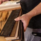 Twee planken naast elkaar, de een gelakt en de ander geolied
