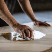 Hardwasolie wordt met een doek in het hout gewreven