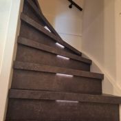 Donkere trap met ledverlichting in de treden