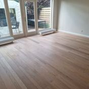 Eiken plankenvloer in een lichte woonkamer