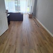 PVC-vloer in een woonkamer na een waterschade